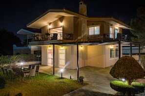 Outdoor dining - Athenian Riviera Family House (Palea Fokea)