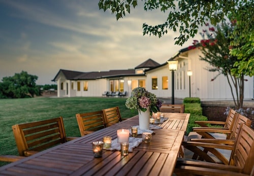 Riverfront Beauty with Pickle Ball Court