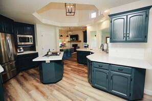 Een koelkast, een magnetron, een oven, een kookplaat