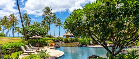 Alberca al aire libre y alberca climatizada