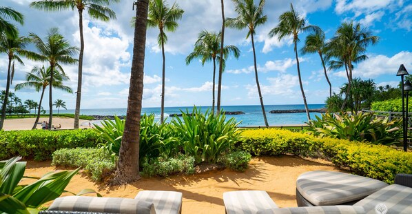 En la playa, camastros y toallas de playa 