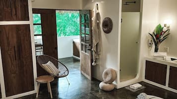 Habitación estándar | Ropa de cama de alta calidad y edredones de plumas