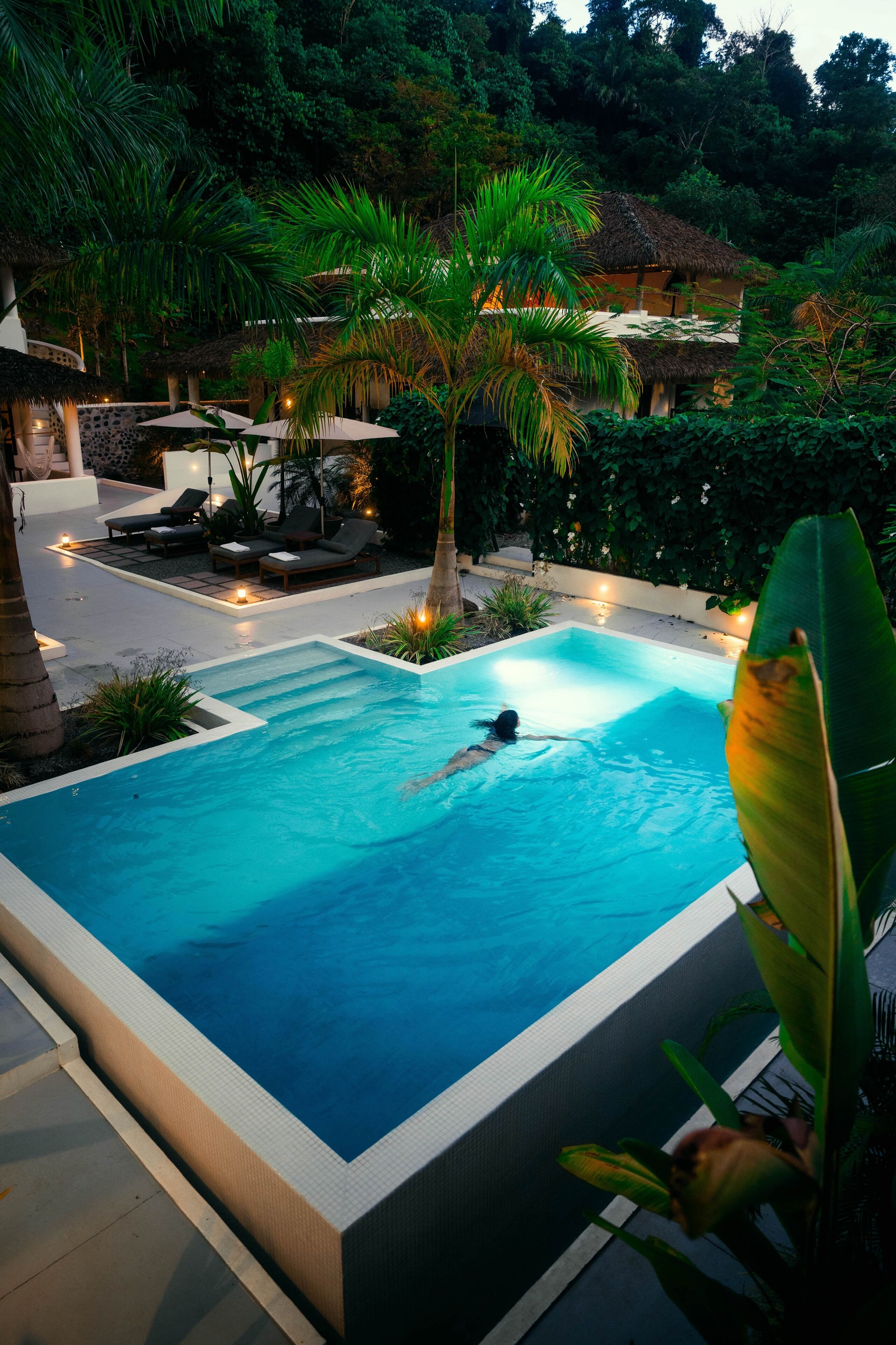 Außenpool, Sonnenschirme, Liegestühle