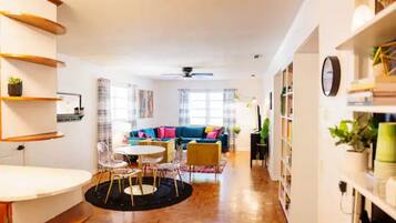 Älytelevisio, kirjoja, työhuone