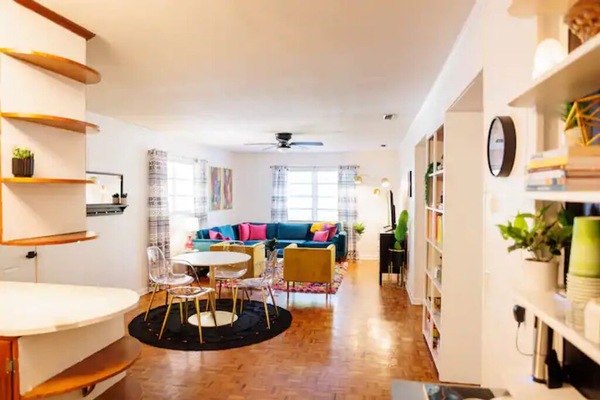 Smart TV, libros, oficina