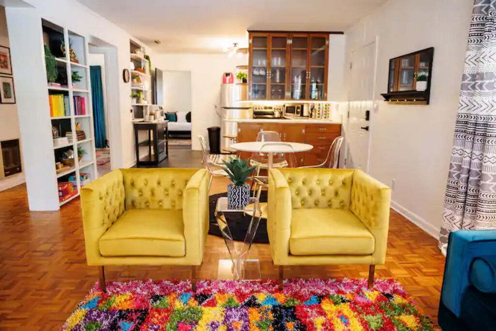 智能电视、书、办公室