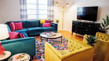 Älytelevisio, kirjoja, työhuone