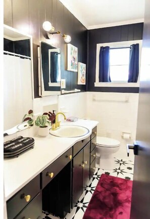 Combined shower/bathtub, hair dryer, towels, soap