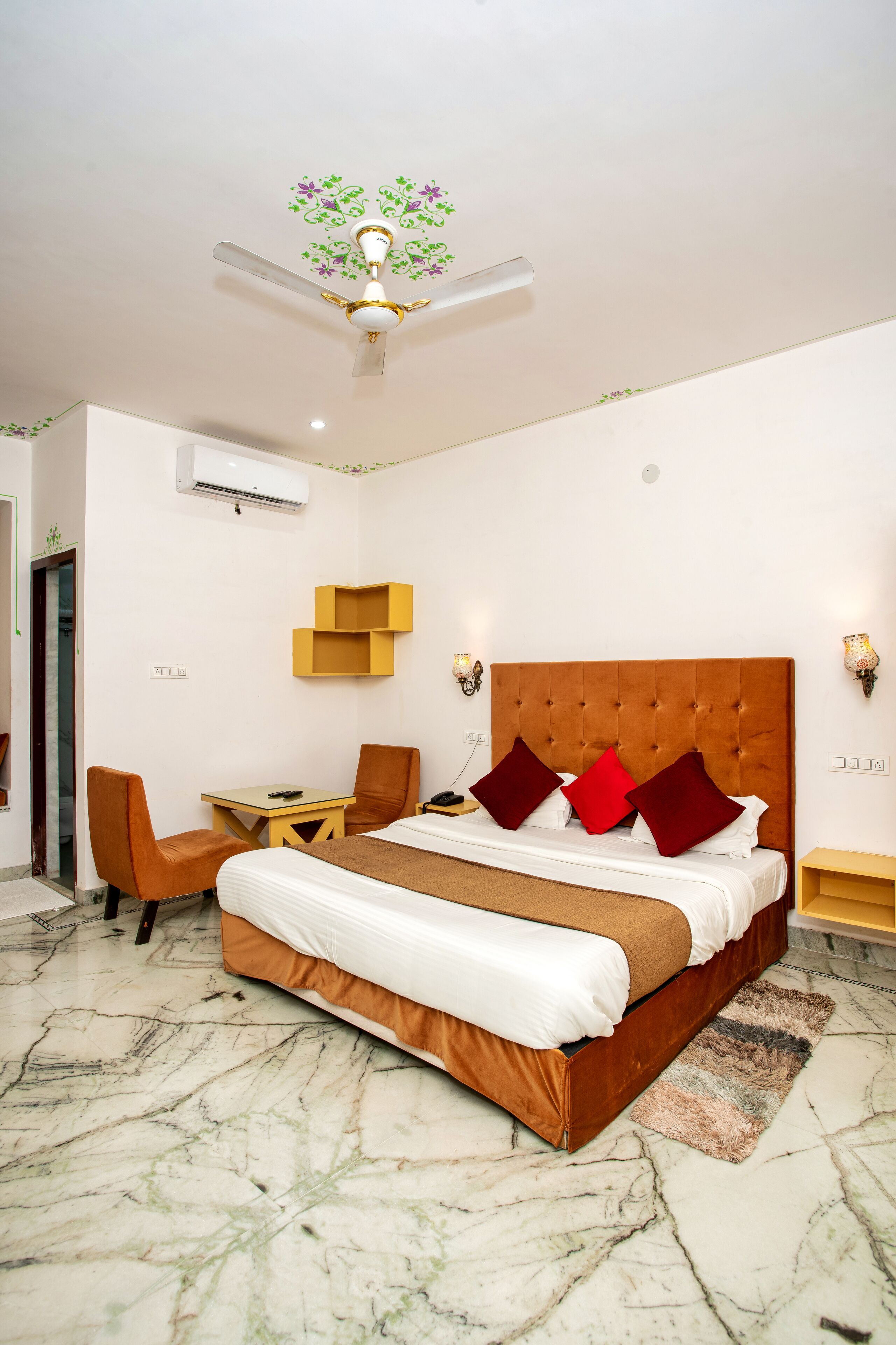 Escritorio, wifi gratis y ropa de cama 