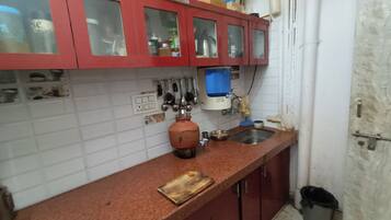 Køleskab, ovn, elkedel, brødrister