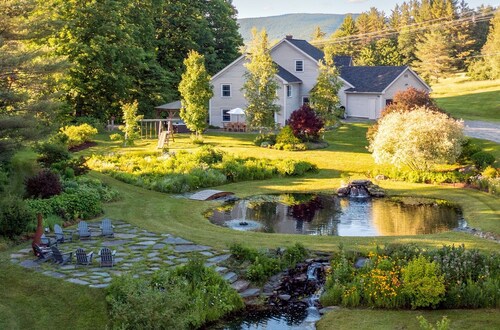 Hot tub, sauna, arcade, 18 acres