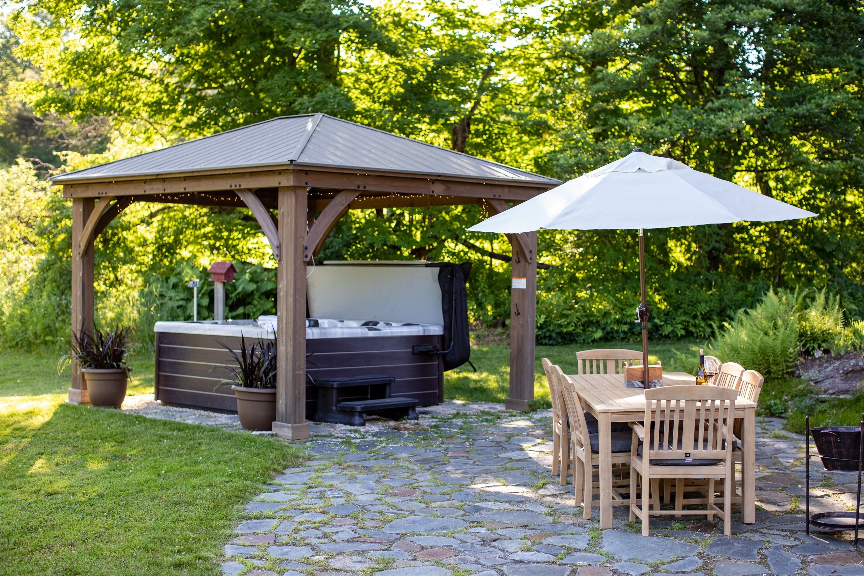 Hot tub, sauna, bar, great for families!