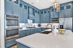 Kühlschrank, Ofen, Geschirrspüler, Wasserkocher mit Kaffee-/Teezubehör