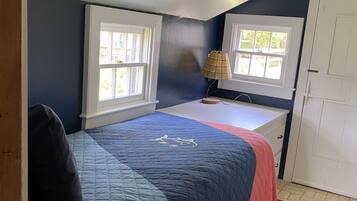 2 bedrooms, desk, WiFi, bed sheets