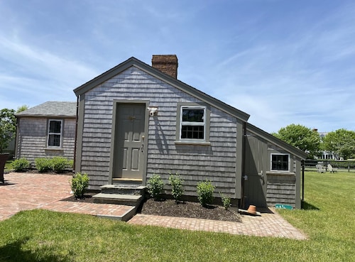 Charming Historic Downtown Cottage