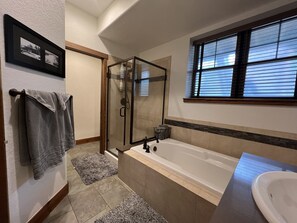 Combined shower/bathtub, jetted bath, hair dryer, towels