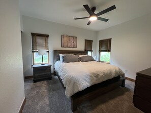 4 bedrooms, desk, travel cot, free WiFi