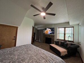4 bedrooms, desk, travel crib, free WiFi