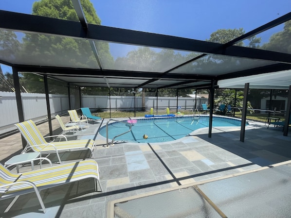 A heated pool - Cheerful 3 - bedroom home with pool (Clearwater)