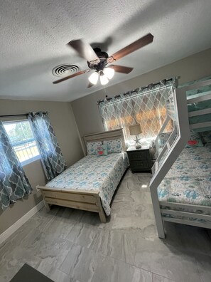 3 bedrooms, free WiFi, bed sheets - Cheerful 3 - bedroom home with pool (Clearwater)