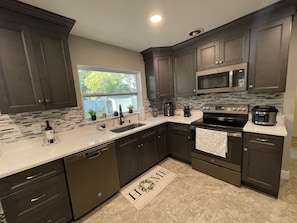 Fridge, microwave, oven, stovetop - Cheerful 3 - bedroom home with pool (Clearwater)