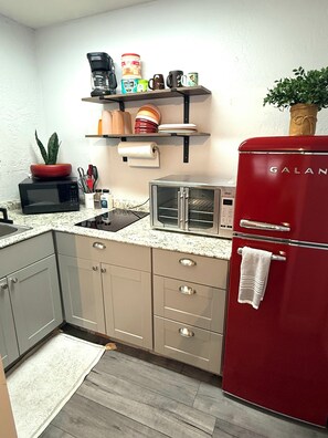 Refrigerador, microondas, horno y parrilla de estufa 