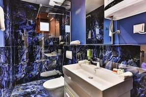 A modern bathroom with a large mirror, a bathtub, and a shower. - Palacio Del Mar (Rafajlovici)