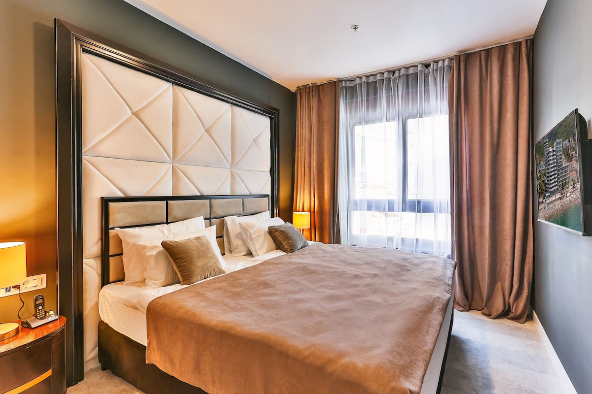 Queen Suite with Sea View | Soundproofing, free WiFi, bed sheets