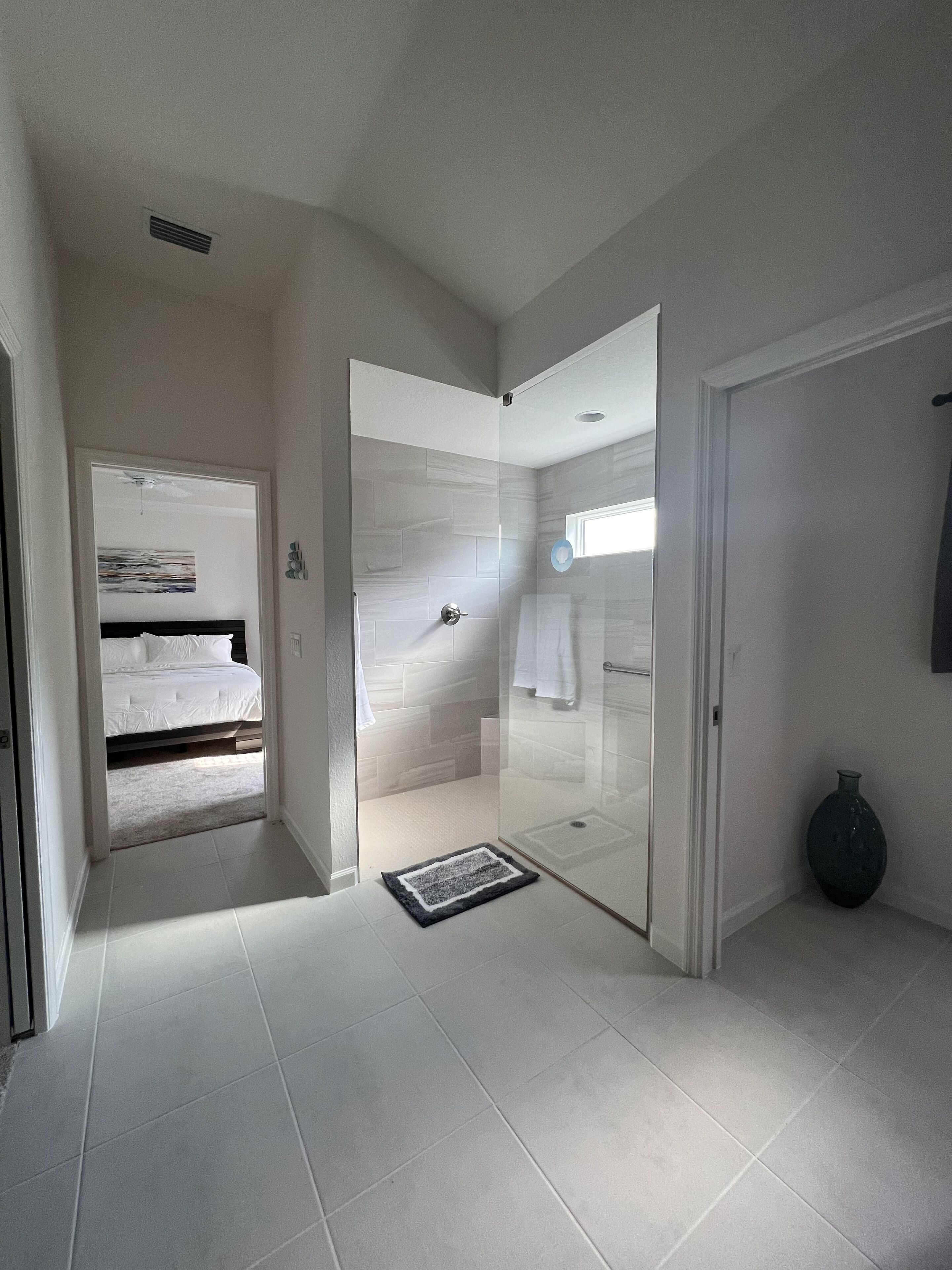 Combined shower/bathtub, hair dryer, towels, soap