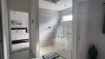 Ensemble douche/baignoire, sèche-cheveux, serviettes fournies, savon