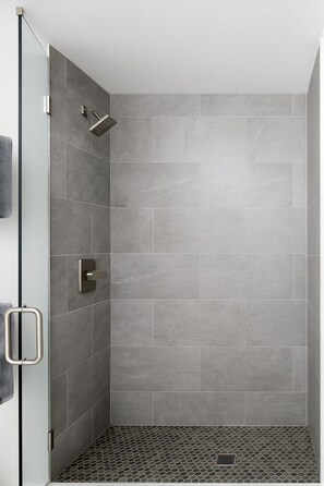 Combined shower/bathtub, towels, toilet paper - NEW! ★ Modern Mtn Home ★ Amazing Views, Hot Tub, Game Room, Fire Pit (Bryson City)