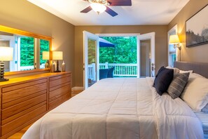 3 bedrooms, desk, iron/ironing board, travel cot