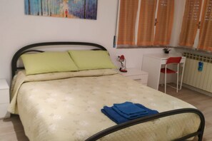 2 bedrooms, desk, iron/ironing board, bed sheets - Feel at Home - CASA LA POSTA (Lovere)
