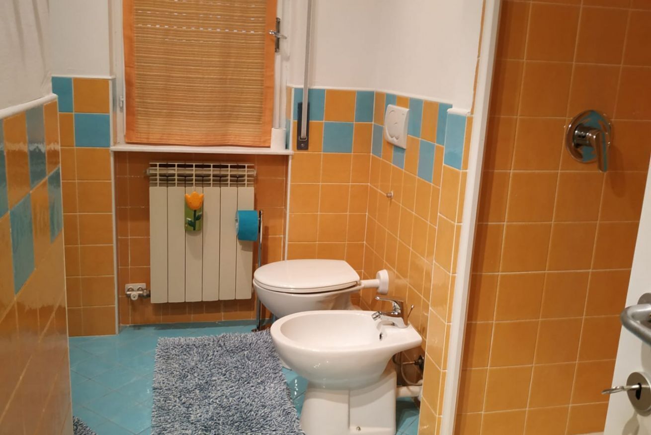Ein Badezimmer mit Toilette, Bidet und Waschbecken.
