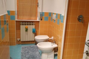 Douche, sèche-cheveux, bidet, serviettes fournies