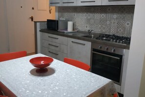 Fridge, microwave, oven, stovetop - Feel at Home - CASA LA POSTA (Lovere)