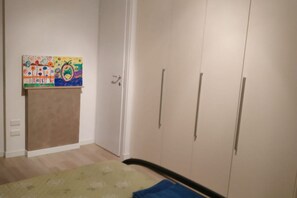 1 Schlafzimmer, Schreibtisch, Bettwäsche