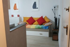 1 室のベッドルーム、デスク、ベッドシーツ