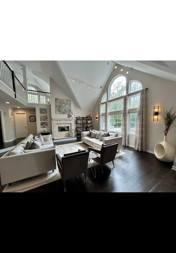 TV connectée, cheminée, écrans d'ordinateur, imprimantes