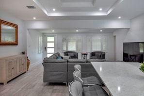 Smart TV - Tropical Paradise in Hollywood FL (Hollywood)