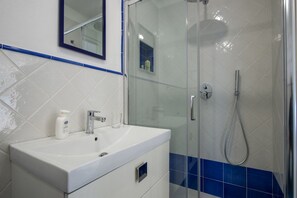 Douche, sèche-cheveux, bidet, serviettes fournies