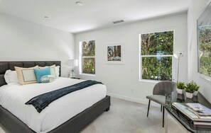 3 bedrooms, iron/ironing board, WiFi, bed sheets - A+ LOCATION close to downtown in the quiet Mesa enclave! Hot Tub. Fire Pit. (Palm Springs)