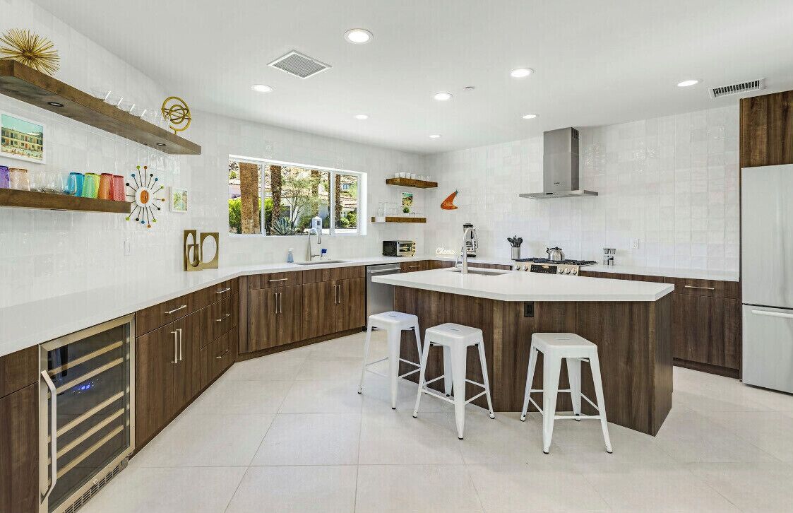 Køleskab, mikrobølgeovn, ovn, kogeplade