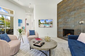 TV, fireplace - A+ LOCATION close to downtown in the quiet Mesa enclave! Hot Tub. Fire Pit. (Palm Springs)