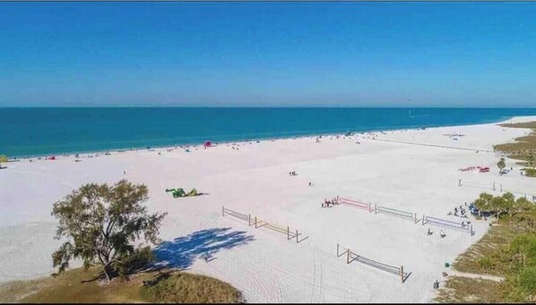 Beach nearby, sun loungers, beach towels