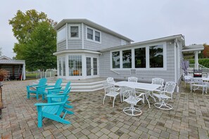 Ein zweistöckiges Haus mit überdachter Terrasse.