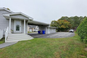 Ein Wohnhaus mit Veranda, Garage und Auffahrt.