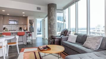 Een smart-tv, videogames, tafelvoetbal en een tafeltennistafel