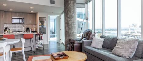 智能电视、电子游戏、桌上足球、乒乓球