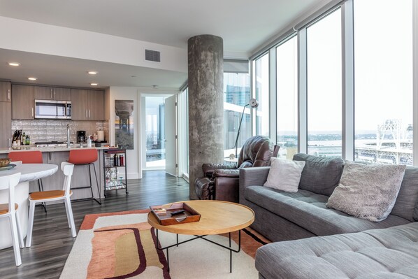 Een smart-tv, videogames, tafelvoetbal en een tafeltennistafel